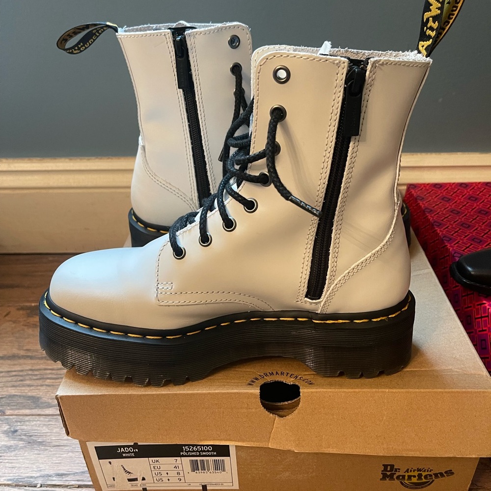 Dr.Marten Jadon boots- w- laces & zippers size 8